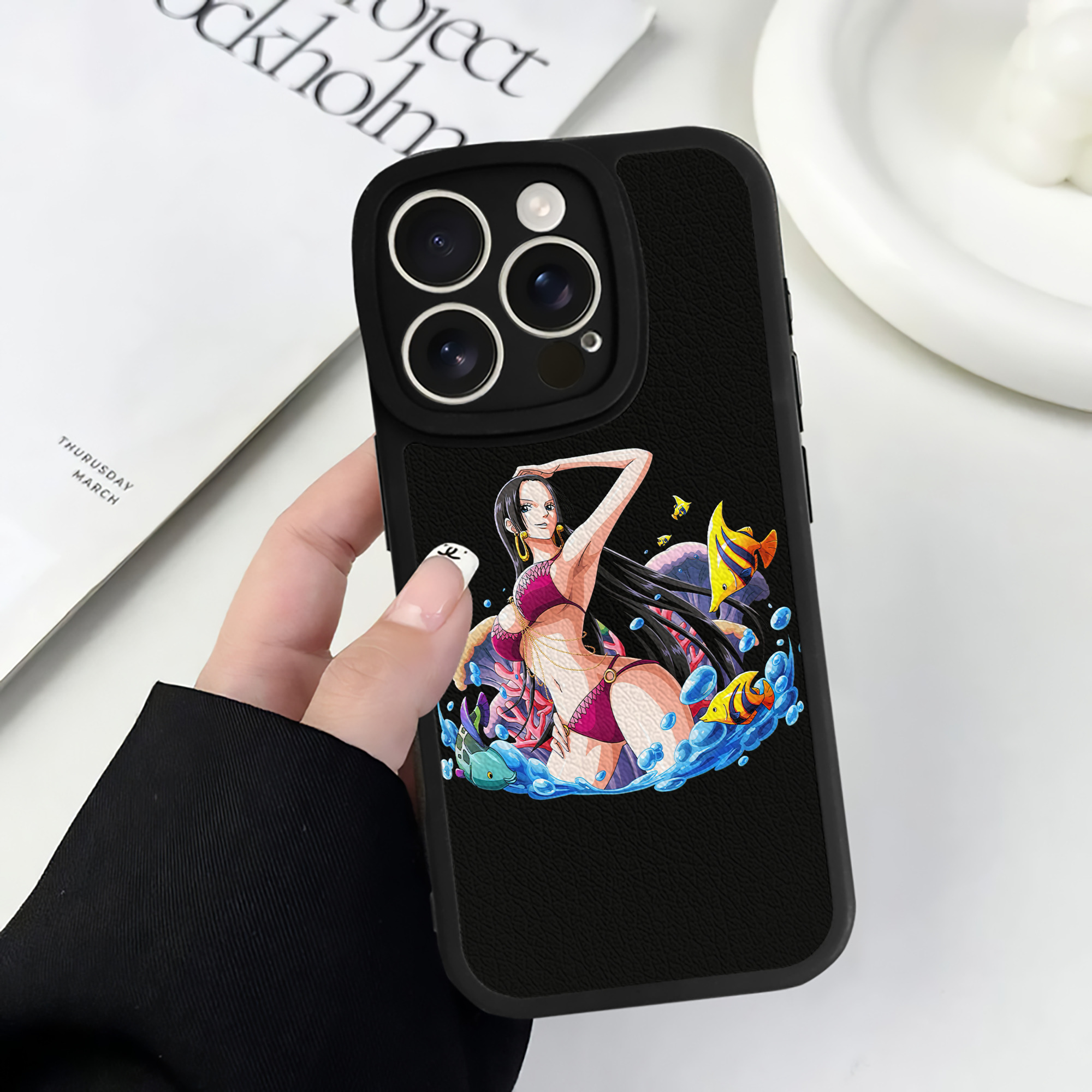 （画像用） ワンピース ボア・ハンコック ONE PIECE Boa·Hancock 【iPhone 16シリーズ対応】シリコンスマホケース（レザー調） 材質：シリコン